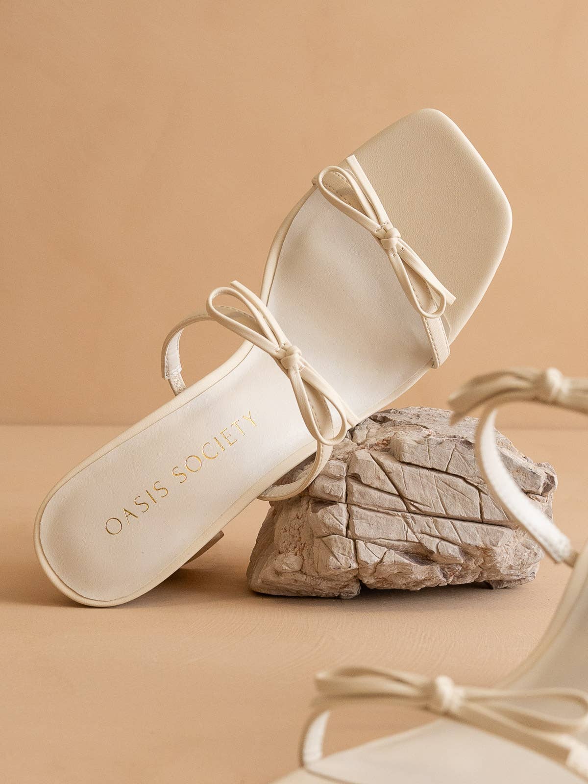 The Wendy Classic Bow Heel – Bone/DreamCloud Comfort