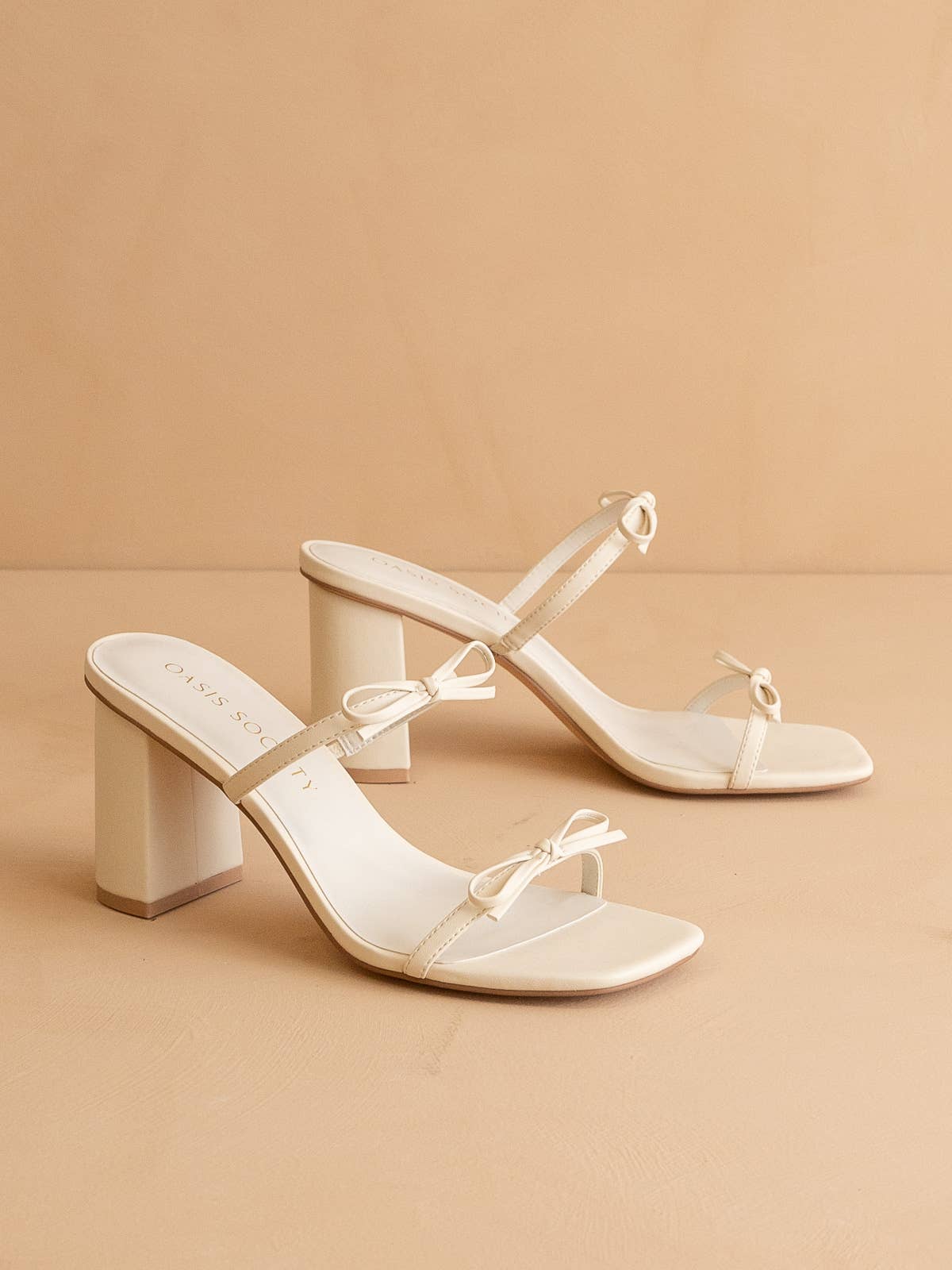 The Wendy Classic Bow Heel – Bone/DreamCloud Comfort